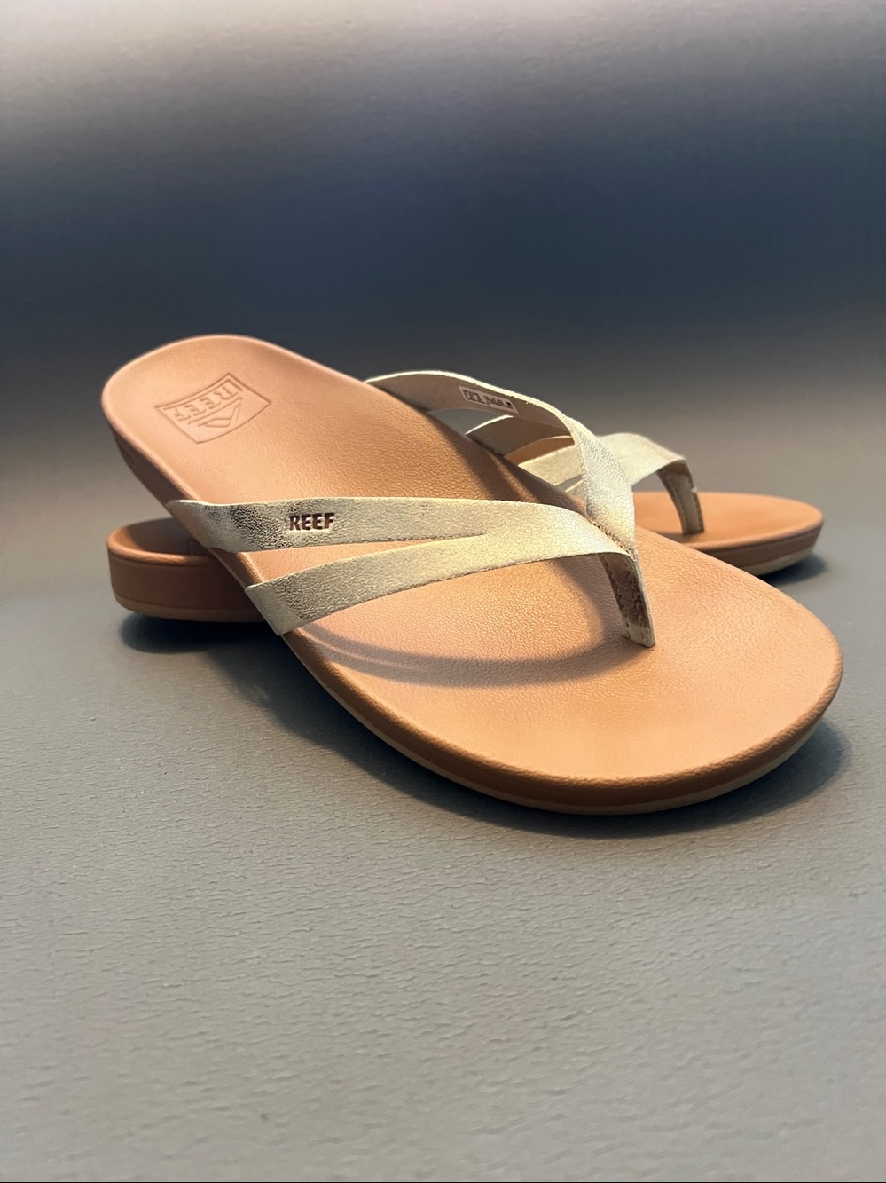 REEF Women's Sandals Cushion Spring Joy Flip Flops size 9.5
Metallic champagne